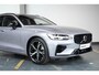 Volvo V60 T6 Plug-in hybrid AWD Plus Dark | Panoramadak schuif-/en Kantelfunctie | 360° Parkeercamera | Head-Up Display | Stoelverwarming | Google Infotainment | Parkeersensoren voor + achter | 19 inch 5-Spaaks Black / Diamond Cut velgen | Long Range |