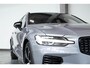 Volvo V60 T6 Plug-in hybrid AWD Plus Dark | Panoramadak schuif-/en Kantelfunctie | 360° Parkeercamera | Head-Up Display | Stoelverwarming | Google Infotainment | Parkeersensoren voor + achter | 19 inch 5-Spaaks Black / Diamond Cut velgen | Long Range |