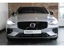 Volvo V60 T6 Plug-in hybrid AWD Plus Dark Panorama Schuif/Kanteldak | 360° Parkeercamera | Head-Up Display | Stoelverwarming | Google Infotainment | Parkeersensoren voor + achter | 19" 5-Spaaks Black / Diamond Cut velgen | Longe Range |