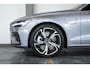 Volvo V60 T6 Plug-in hybrid AWD Plus Dark Panorama Schuif/Kanteldak | 360° Parkeercamera | Head-Up Display | Stoelverwarming | Google Infotainment | Parkeersensoren voor + achter | 19" 5-Spaaks Black / Diamond Cut velgen | Longe Range |