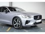 Volvo V60 T6 Plug-in hybrid AWD Plus Dark Panorama Schuif/Kanteldak | 360° Parkeercamera | Head-Up Display | Stoelverwarming | Google Infotainment | Parkeersensoren voor + achter | 19" 5-Spaaks Black / Diamond Cut velgen | Longe Range |