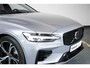 Volvo V60 T6 Plug-in hybrid AWD Plus Dark | Panoramadak schuif-/en Kantelfunctie | 360° Parkeercamera | Head-Up Display | Stoelverwarming | Google Infotainment | Parkeersensoren voor + achter | 19 inch 5-Spaaks Black / Diamond Cut velgen | Long Range |