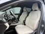 Renault Clio 1.6 E-Tech Hybrid 140 Initiale / Trekhaak / Stuurverwarming / Stoelverwarming / All Season Banden / Navigatie / Achteruitrijcamera / Cruise Control