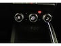 Renault Clio E-Tech Hybrid 140 Intens | Origineel Nederlands | Parkeersensoren achter | Climate Control | Cruise Control | Keyless entry & start | LED koplampen | Lichtmetalen velgen 16'' | Apple Carplay | Android Auto |