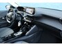 Peugeot 208 Allure | 16" Lichtmetalen velgen 'ELBORN' | Climate Control | Dashboard en deurpanelen in kunststof met carboneffect