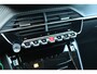 Peugeot 208 Allure | 16" Lichtmetalen velgen 'ELBORN' | Climate Control | Dashboard en deurpanelen in kunststof met carboneffect