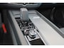 Volvo XC60 T6 Recharge AWD Ultra Dark - Luchtvering - Panorama/schuifdak - IntelliSafe Assist & Surround - 360º Camera - Harman/Kardon audio - Adaptieve LED koplampen - Verwarmde voorstoelen, stuur & achterbank - Parkeersensoren voor & achter - Elektr. bedienb. voorstoelen met geheugen - Head up display - Draadloze tel. lader - Elektr. inklapbare trekhaak - 20' LMV