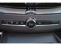Volvo XC60 T6 Recharge AWD Ultra Dark - Panorama/schuifdak - IntelliSafe Assist & Surround - 360º Camera - Harman/Kardon audio - Adaptieve LED koplampen - Verwarmde voorstoelen, stuur & achterbank - Parkeersensoren voor & achter - Elektr. bedienb. voorstoelen met geheugen - Draadloze tel. lader - Elektr. inklapbare trekhaak - 20' LMV