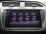 Volkswagen Tiguan 1.4 TSI eHybrid R-Line | 245 PK | SoH 85% | R-line | Automaat | Navigatie | Panoramadak | 360 Camera | Adaptive Cruise Control | Trekhaak | Stoelverwarming | Parkeersensoren | Lichtmetalen velgen | Privacy glass |