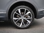 Volkswagen Tiguan 1.4 TSI eHybrid R-Line | 245 PK | SoH 85% | R-line | Automaat | Navigatie | Panoramadak | 360 Camera | Adaptive Cruise Control | Trekhaak | Stoelverwarming | Parkeersensoren | Lichtmetalen velgen | Privacy glass |
