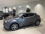 Toyota C-HR 1.8 Hybrid Executive 148 PK | Automaat | Navigatie | Bluetooth | Parkeersensoren | Stoelverwarming | Achteruitrijcamera | Climate Control | Lichtmetalen Velgen | Half-Lederen Bekleding | Keyless |