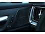 Volvo V60 2.0 T8 Plug-in hybrid AWD Ultra Dark | Head-Up | Panoramadak | Harman Kardon | Trekhaak | Leder | Adaptive Cruise | BLIS | Elek stoelen + geheugen