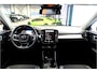Volvo XC40 2.0 T4 140kW/190pk Aut8 Intro Pro PANORAMADAK + HARMAN/KARDON + ADAPT.CRUISE + NAVI SENSUS + SPORTSTOELEN + DRIVE MODES + HALFLEER + STOELVERWARMING + CAMERA + LANE ASSIST + LED KOPLAMPEN + TREKHAAK + PARKSENSOREN V&A + 19" LM-VELGEN!!