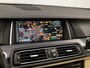 BMW 5-Serie Touring 520d High Executive Sport 191Pk Automaat (PANORAMADAK, GROOT NAVI, SOFT CLOSE, HEAD-UP DISPLAY, MEMORY SEATS, CAMERA, LEDER, GETINT GLAS, ELEK ACHTERKLEP, NIEUWSTAAT)