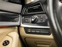 BMW 5-Serie Touring 520d High Executive Sport 191Pk Automaat (PANORAMADAK, GROOT NAVI, SOFT CLOSE, HEAD-UP DISPLAY, MEMORY SEATS, CAMERA, LEDER, GETINT GLAS, ELEK ACHTERKLEP, NIEUWSTAAT)