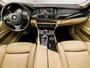 BMW 5-Serie Touring 520d High Executive Sport 191Pk Automaat (PANORAMADAK, GROOT NAVI, SOFT CLOSE, HEAD-UP DISPLAY, MEMORY SEATS, CAMERA, LEDER, GETINT GLAS, ELEK ACHTERKLEP, NIEUWSTAAT)