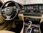 BMW 5-Serie Touring 520d High Executive Sport 191Pk Automaat (PANORAMADAK, GROOT NAVI, SOFT CLOSE, HEAD-UP DISPLAY, MEMORY SEATS, CAMERA, LEDER, GETINT GLAS, ELEK ACHTERKLEP, NIEUWSTAAT)