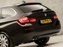 BMW 5-Serie Touring 520d High Executive Sport 191Pk Automaat (PANORAMADAK, GROOT NAVI, SOFT CLOSE, HEAD-UP DISPLAY, MEMORY SEATS, CAMERA, LEDER, GETINT GLAS, ELEK ACHTERKLEP, NIEUWSTAAT)