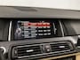 BMW 5-Serie Touring 520d High Executive Sport 191Pk Automaat (PANORAMADAK, GROOT NAVI, SOFT CLOSE, HEAD-UP DISPLAY, MEMORY SEATS, CAMERA, LEDER, GETINT GLAS, ELEK ACHTERKLEP, NIEUWSTAAT)