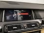 BMW 5-Serie Touring 520d High Executive Sport 191Pk Automaat (PANORAMADAK, GROOT NAVI, SOFT CLOSE, HEAD-UP DISPLAY, MEMORY SEATS, CAMERA, LEDER, GETINT GLAS, ELEK ACHTERKLEP, NIEUWSTAAT)