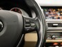 BMW 5-Serie Touring 520d High Executive Sport 191Pk Automaat (PANORAMADAK, GROOT NAVI, SOFT CLOSE, HEAD-UP DISPLAY, MEMORY SEATS, CAMERA, LEDER, GETINT GLAS, ELEK ACHTERKLEP, NIEUWSTAAT)