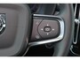 Volvo XC40 B4 Plus Dark - IntelliSafe Assist & Surround - Harman/Kardon audio - Parkeercamera achter - Verwarmde voorstoelen & stuur - Parkeersensoren voor & achter - Elektr. bedienb. voorstoelen met geheugen links - Draadloze tel. lader - Elektr. inklapbare trekhaak - 19' LMV