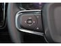 Volvo XC40 B4 Plus Dark - IntelliSafe Assist & Surround - Harman/Kardon audio - Parkeercamera achter - Verwarmde voorstoelen & stuur - Parkeersensoren voor & achter - Elektr. bedienb. voorstoelen met geheugen links - Draadloze tel. lader - Elektr. inklapbare trekhaak - 19' LMV