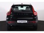 Volvo XC40 B4 Plus Dark - IntelliSafe Assist & Surround - Harman/Kardon audio - Parkeercamera achter - Verwarmde voorstoelen & stuur - Parkeersensoren voor & achter - Elektr. bedienb. voorstoelen met geheugen links - Draadloze tel. lader - Elektr. inklapbare trekhaak - 19' LMV
