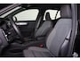Volvo XC40 B4 Plus Dark - IntelliSafe Assist & Surround - Harman/Kardon audio - Parkeercamera achter - Verwarmde voorstoelen & stuur - Parkeersensoren voor & achter - Elektr. bedienb. voorstoelen met geheugen links - Draadloze tel. lader - Elektr. inklapbare trekhaak - 19' LMV