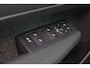 Volvo XC40 B4 Plus Dark - IntelliSafe Assist & Surround - Harman/Kardon audio - Parkeercamera achter - Verwarmde voorstoelen & stuur - Parkeersensoren voor & achter - Elektr. bedienb. voorstoelen met geheugen links - Draadloze tel. lader - Elektr. inklapbare trekhaak - 19' LMV