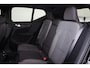 Volvo XC40 B4 Plus Dark - IntelliSafe Assist & Surround - Harman/Kardon audio - Parkeercamera achter - Verwarmde voorstoelen & stuur - Parkeersensoren voor & achter - Elektr. bedienb. voorstoelen met geheugen links - Draadloze tel. lader - Elektr. inklapbare trekhaak - 19' LMV