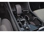 Volvo XC40 B4 Plus Dark - IntelliSafe Assist & Surround - Harman/Kardon audio - Parkeercamera achter - Verwarmde voorstoelen & stuur - Parkeersensoren voor & achter - Elektr. bedienb. voorstoelen met geheugen links - Draadloze tel. lader - Elektr. inklapbare trekhaak - 19' LMV