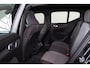 Volvo XC40 B4 Plus Dark - IntelliSafe Assist & Surround - Harman/Kardon audio - Parkeercamera achter - Verwarmde voorstoelen & stuur - Parkeersensoren voor & achter - Elektr. bedienb. voorstoelen met geheugen links - Draadloze tel. lader - Elektr. inklapbare trekhaak - 19' LMV