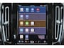 Volvo XC40 B4 Plus Dark - IntelliSafe Assist & Surround - Harman/Kardon audio - Parkeercamera achter - Verwarmde voorstoelen & stuur - Parkeersensoren voor & achter - Elektr. bedienb. voorstoelen met geheugen links - Draadloze tel. lader - Elektr. inklapbare trekhaak - 19' LMV