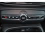 Volvo XC40 B4 Plus Dark - IntelliSafe Assist & Surround - Harman/Kardon audio - Parkeercamera achter - Verwarmde voorstoelen & stuur - Parkeersensoren voor & achter - Elektr. bedienb. voorstoelen met geheugen links - Draadloze tel. lader - Elektr. inklapbare trekhaak - 19' LMV