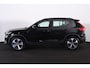 Volvo XC40 B4 Plus Dark - IntelliSafe Assist & Surround - Harman/Kardon audio - Parkeercamera achter - Verwarmde voorstoelen & stuur - Parkeersensoren voor & achter - Elektr. bedienb. voorstoelen met geheugen links - Draadloze tel. lader - Elektr. inklapbare trekhaak - 19' LMV