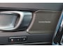 Volvo XC40 B4 Plus Dark - IntelliSafe Assist & Surround - Harman/Kardon audio - Parkeercamera achter - Verwarmde voorstoelen & stuur - Parkeersensoren voor & achter - Elektr. bedienb. voorstoelen met geheugen links - Draadloze tel. lader - Elektr. inklapbare trekhaak - 19' LMV