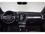 Volvo XC40 B4 Plus Dark - IntelliSafe Assist & Surround - Harman/Kardon audio - Parkeercamera achter - Verwarmde voorstoelen & stuur - Parkeersensoren voor & achter - Elektr. bedienb. voorstoelen met geheugen links - Draadloze tel. lader - Elektr. inklapbare trekhaak - 19' LMV