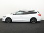 Ford Focus Wagon ST-line 1.0 EcoBoost Titanium Business ST-line Automaat, Design Pack, bluetooth, boordcomputer, cruise control, Apple Carplay/Android Auto, parkeersensoren voor/achter, rijstrooksensor, Elektronische remkrachtverdeling, Elektronis Je stapt in en meteen voel je het: deze Ford Focus Wagon is geen doorsnee gezinsauto. Strak in z’n ST-line jas, met sportieve accenten en een zelfverzekerde uitstraling, maakt hij meteen indr