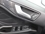 Ford Focus Wagon ST-line 1.0 EcoBoost Titanium Business ST-line Automaat, Design Pack, bluetooth, boordcomputer, cruise control, Apple Carplay/Android Auto, parkeersensoren voor/achter, rijstrooksensor, Elektronische remkrachtverdeling, Elektronis Je stapt in en meteen voel je het: deze Ford Focus Wagon is geen doorsnee gezinsauto. Strak in z’n ST-line jas, met sportieve accenten en een zelfverzekerde uitstraling, maakt hij meteen indr