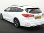 Ford Focus Wagon ST-line 1.0 EcoBoost Titanium Business ST-line Automaat, Design Pack, bluetooth, boordcomputer, cruise control, Apple Carplay/Android Auto, parkeersensoren voor/achter, rijstrooksensor, Elektronische remkrachtverdeling, Elektronis Je stapt in en meteen voel je het: deze Ford Focus Wagon is geen doorsnee gezinsauto. Strak in z’n ST-line jas, met sportieve accenten en een zelfverzekerde uitstraling, maakt hij meteen indr
