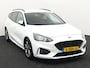 Ford Focus Wagon ST-line 1.0 EcoBoost Titanium Business ST-line Automaat, Design Pack, bluetooth, boordcomputer, cruise control, Apple Carplay/Android Auto, parkeersensoren voor/achter, rijstrooksensor, Elektronische remkrachtverdeling, Elektronis Je stapt in en meteen voel je het: deze Ford Focus Wagon is geen doorsnee gezinsauto. Strak in z’n ST-line jas, met sportieve accenten en een zelfverzekerde uitstraling, maakt hij meteen indr