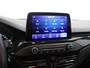 Ford Focus Wagon ST-line 1.0 EcoBoost Titanium Business ST-line Automaat, Design Pack, bluetooth, boordcomputer, cruise control, Apple Carplay/Android Auto, parkeersensoren voor/achter, rijstrooksensor, Elektronische remkrachtverdeling, Elektronis Je stapt in en meteen voel je het: deze Ford Focus Wagon is geen doorsnee gezinsauto. Strak in z’n ST-line jas, met sportieve accenten en een zelfverzekerde uitstraling, maakt hij meteen indr