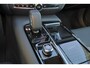 Volvo V60 T6 Recharge AWD Plus Dark - IntelliSafe Assist & Surround - 360º Camera - Harman/Kardon audio - Adaptieve LED koplampen - Verwarmde voorstoelen, stuur & achterbank - Parkeersensoren voor & achter - Elektr. bedienb. voorstoelen met geheugen - Extra getint glas - Elektr. inklapbare trekhaak - 18' LMV