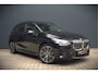 BMW 2-Serie Active Tourer M Sport 225e xDrive | Panoramadak | Harman Kardon | Individual | Head-Up Display | 360 Camera | Keyless | Cruise Control | Navigatie Prof. | Elek. Achterklep | Ambiance Verlichting | Fabrieksgarantie