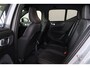 Volvo XC40 T5 Recharge Plus Dark - IntelliSafe Assist - 360º Camera - Harman/Kardon audio - Verwarmde voorstoelen & stuur - Parkeersensoren voor & achter - Elektr. bedienb. voorstoelen met geheugen links - Draadloze tel. lader - Extra getint glas - 19' LMV