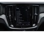 Volvo V60 2.0 T6 Plug-in hybrid AWD Plus Dark | 2000 kg trekgewicht | Elektrische stoelen met geheugen | Harman/Kardon Audio | Stoel & Stuurverwarming | Dodehoeksensoren | adaptieve cruise controle |
