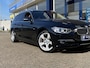 BMW 3-Serie Touring 320i High Executive / Automaat / 67.000 KM / Vol-Leder / 184 PK / Stoelverwarming / Cruise-Control / Climate-Control / Radio-Bluetooth / Navi / Bi-Xenon / Elektr.-Achterklep / Armsteun V+A / PDC V+A met Camera / 17'' LMV / ENZ.