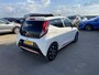 Toyota Aygo 1.0 VVT-i x-joy cabrio Sportieve auto met rode accenten en een Cabriodak! Airconditioning, achteruitrij camera, Apple Carplay/Android Auto, start/stop systeem