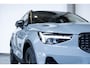 Volvo XC40 B4 Plus Black Edition | 360° Parkeercamera | Panorama dak | Semi-Electrische Wegklapbare Trekhaak | Harman Kardon Premium Audio | Stoelverwarming | Parkeersensoren voor + achter | Google Infotainment | Stuurwielverwarming